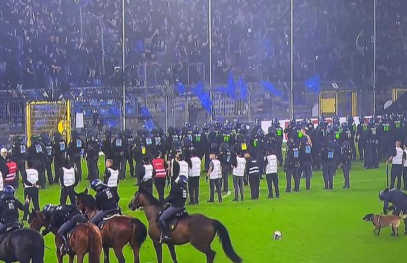 Haos în Germania: Südwest-Derby întrerupt, polițiștii au intrat pe teren pe cai!