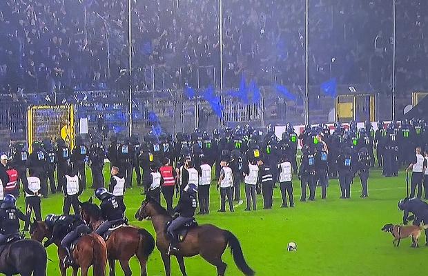 Haos în Germania: Südwest-Derby întrerupt, polițiștii au intrat pe teren pe cai!