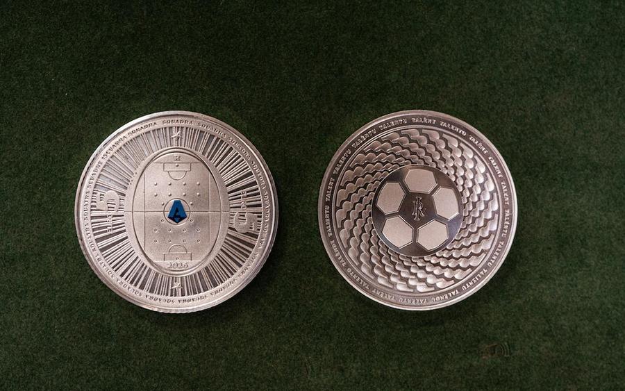 Așa arată față-verso moneda de 5 euro cu care cei doi căpitani de echipă vor alege terenul sau posesia în Serie A Serie A lansează moneda oficială! » Ce valoare are, cum arată banul și la ce folosește în noul sezon