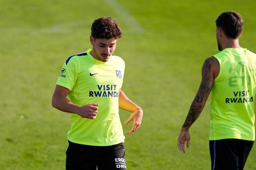 Julian Alvarez a fost la antrenament destul de apăsat de atmosfera ostilă făcută de fanii lui Atletico / Foto: Imago