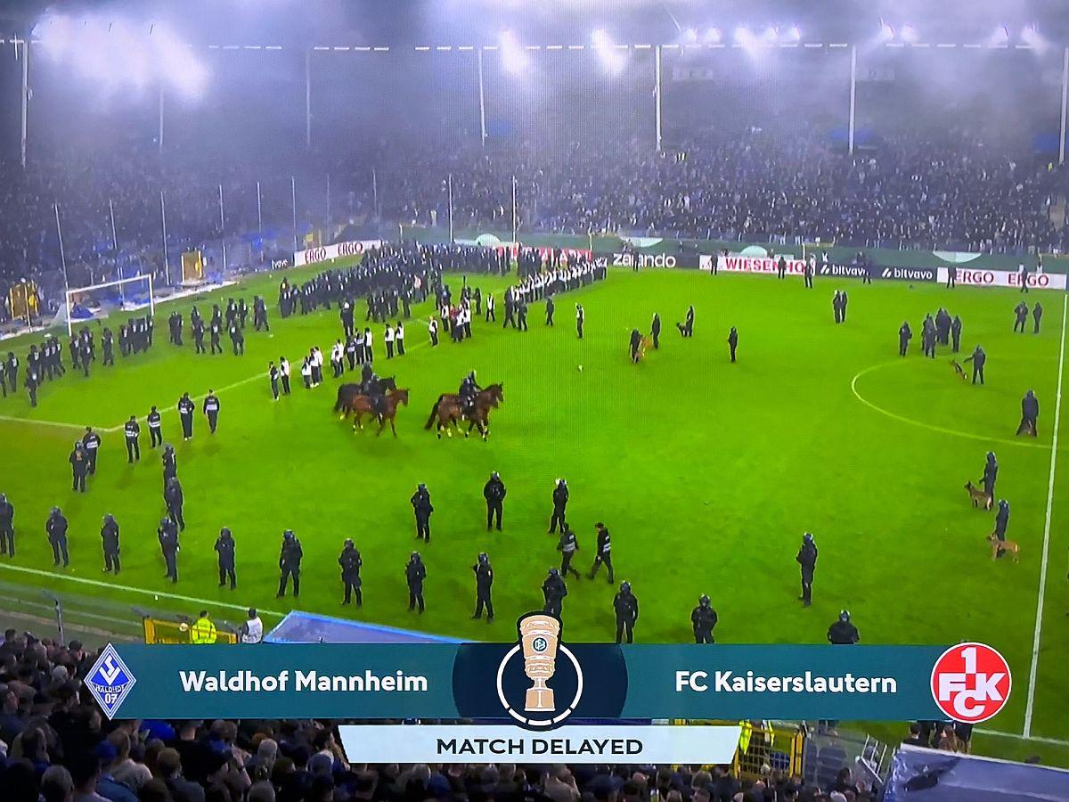 Mannheim - Kaiserslautern, întrerupt 20 de minute după scene șocante