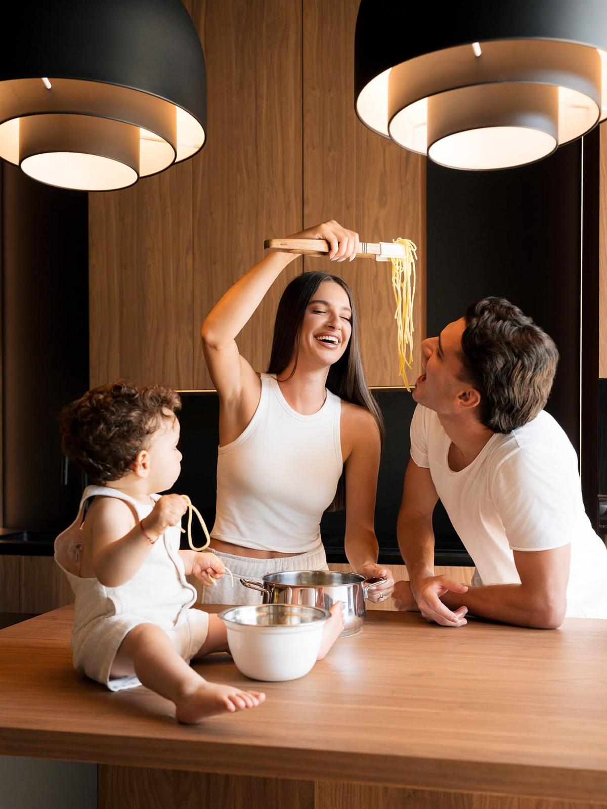 Imagini adorabile de la aniversarea de un an a fiului lui Ianis Hagi » Elena a strălucit, alături de micuțul Giorgios