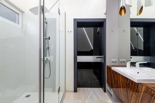Sursa foto: https://www.pexels.com/photo/interior-of-modern-bathroom-in-apartment-7005460/