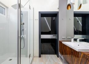 Sticlă, profile negre și design minimalist: cele mai populare cabine de dus moderne