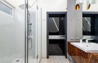 Sticlă, profile negre și design minimalist: cele mai populare cabine de dus moderne