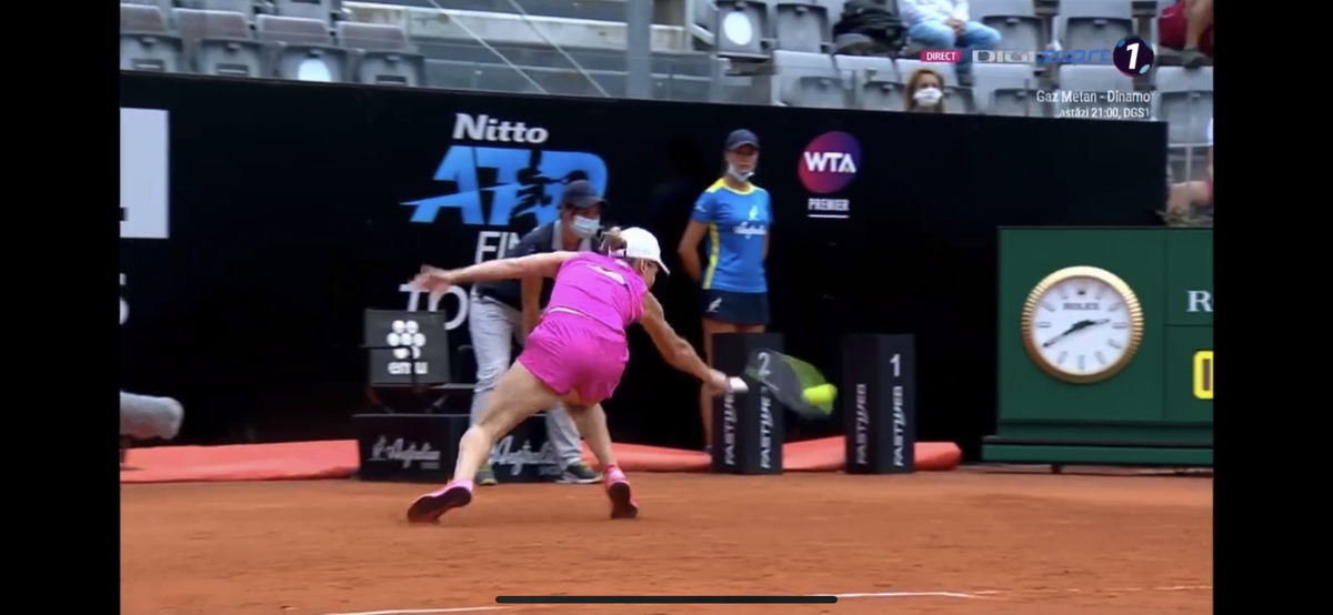 Emoții pentru Simona Halep în startul finalei cu Karolina Pliskova: Simona a căzut pe zgura de la Roma