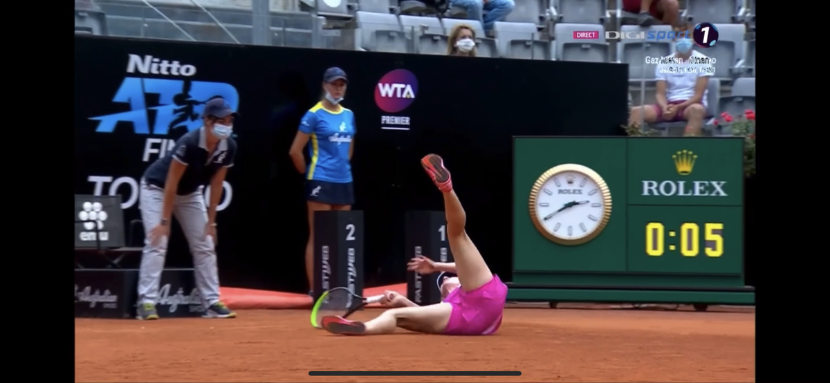 Emoții pentru Simona Halep în startul finalei cu Karolina Pliskova: Simona a căzut pe zgura de la Roma