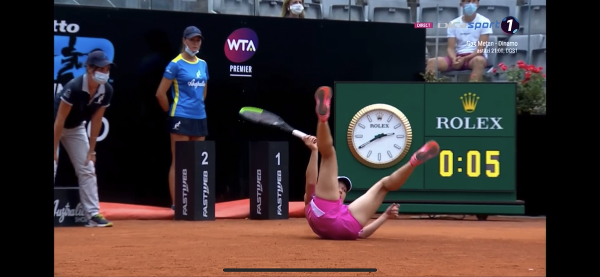 Emoții pentru Simona Halep în startul finalei cu Karolina Pliskova: Simona a căzut pe zgura de la Roma