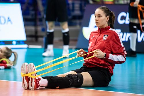 Francesca Alupei în timpul exercițiilor de încălzire înaintea unui meci FOTO CEV