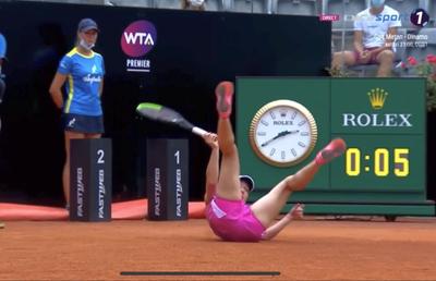 Emoții pentru Simona Halep în startul finalei cu Karolina Pliskova: Simona a căzut pe zgura de la Roma