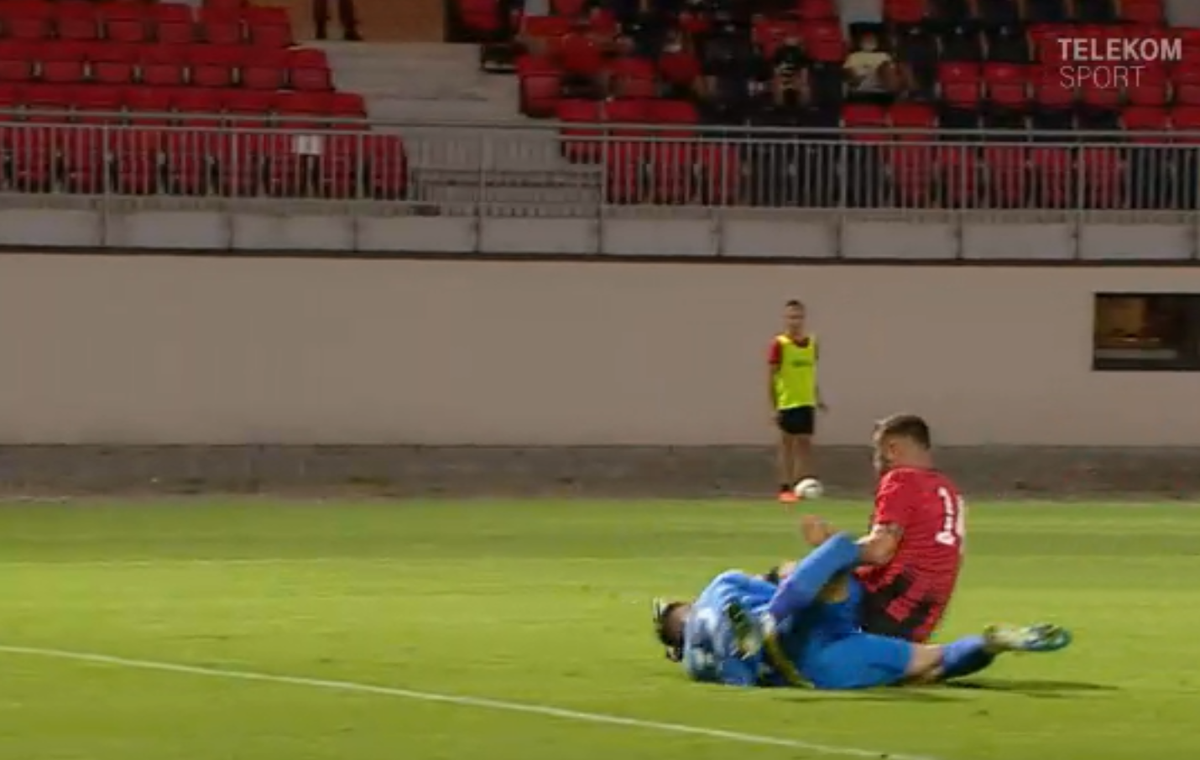 FOTO Momente de panică în Csikszereda - Petrolul » „Roșu” direct pentru un fault violent! Medicii, chemați de urgență