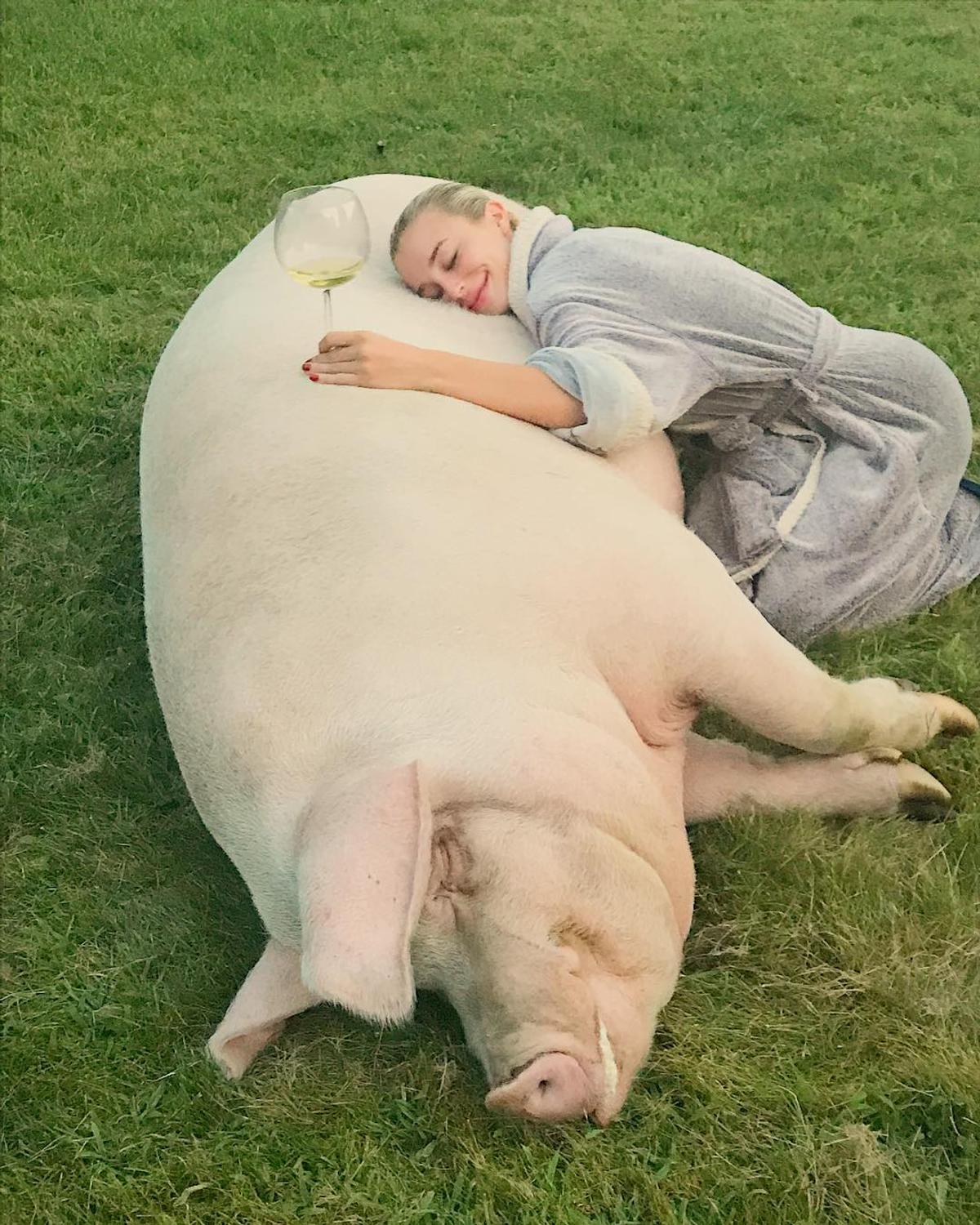 FOTO Iubita campionului de la US Open deține un porc de jumătate de tonă. Pozele sunt fabuloase