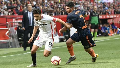 Navas și Guedes se vor duela din nou în La Liga // sursă foto: sevillafc.es