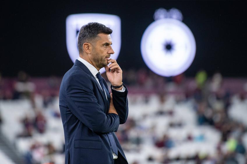 Nicolae Dică (42 de ani) recunoaște că a greșit când l-a folosit pe Denis Haruț (23 de ani) „închizător” în meciul dintre CS Universitatea Craiova - FCSB, scor 2-1.  / FOTO: Imago