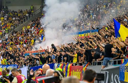 La România - Kosovo, cei din „Uniți Sub Tricolor” au afișat atât mesajul „Basarabia e România”, cât și „Kosovo e Serbia” / foto: GSP