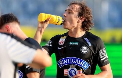 Incredibil! Cum a pierdut un jucător debutul în Europa League » Totul din cauza unei albine