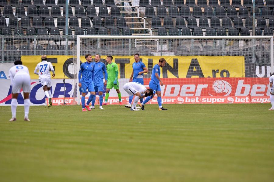 Gabi Iancu, după ce ratase un penalty în Academica Clinceni - Viitorul. Foto: Cristi Preda (GSP) Arbitrul l-a lăsat fără cuvinte: „Mi-a zis că sunt «o pușcărie de fotbalist»”