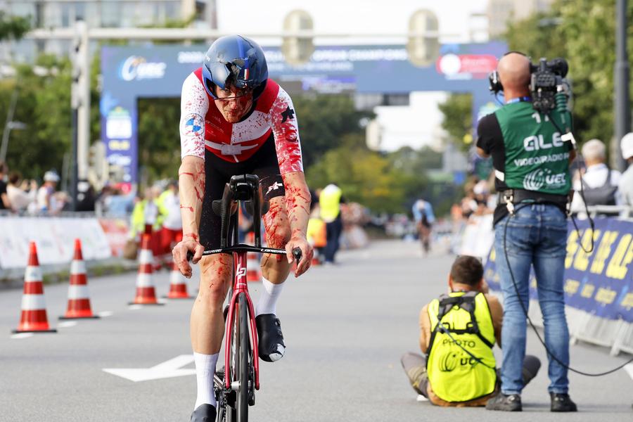 Stefan Kung după ce a trecut linia de sosire FOTO Imago Images Accidentul horror de la Campionatele Europene i-a încheiat sezonul lui Stefan Kung