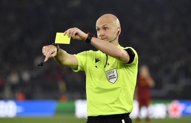 Decizie drastică în Premier League » Arbitrul cu peste 350 de meciuri, retrogradat după ultima gafă