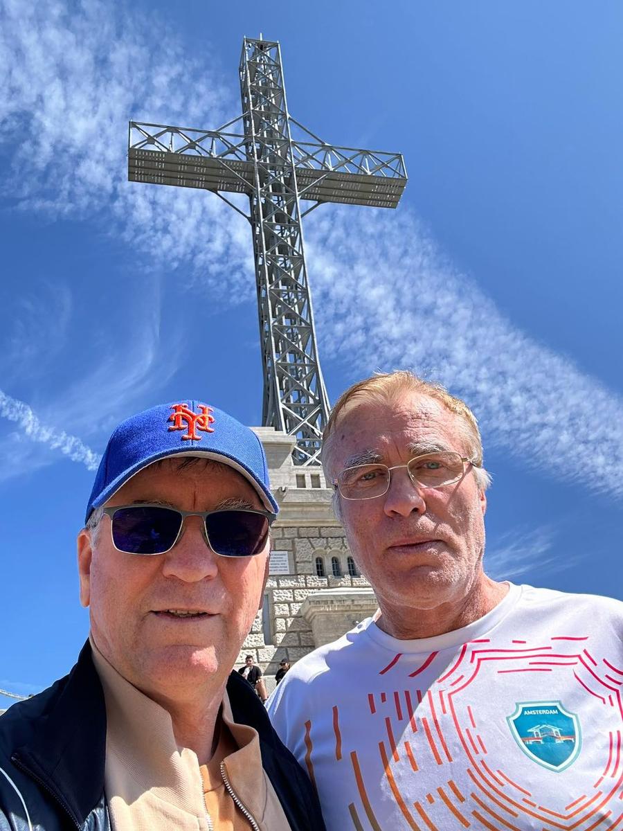 Miclea e bun prieten cu Valeriu Argăseala, președintele lui FCSB, alături de care a arbitrat în Liga 1. Foto: facebook A arbitrat în Liga 1, iar acum vrea să devină primar, după ce a pierdut prima dată la 6 voturi: „Orașul arată ca după război”
