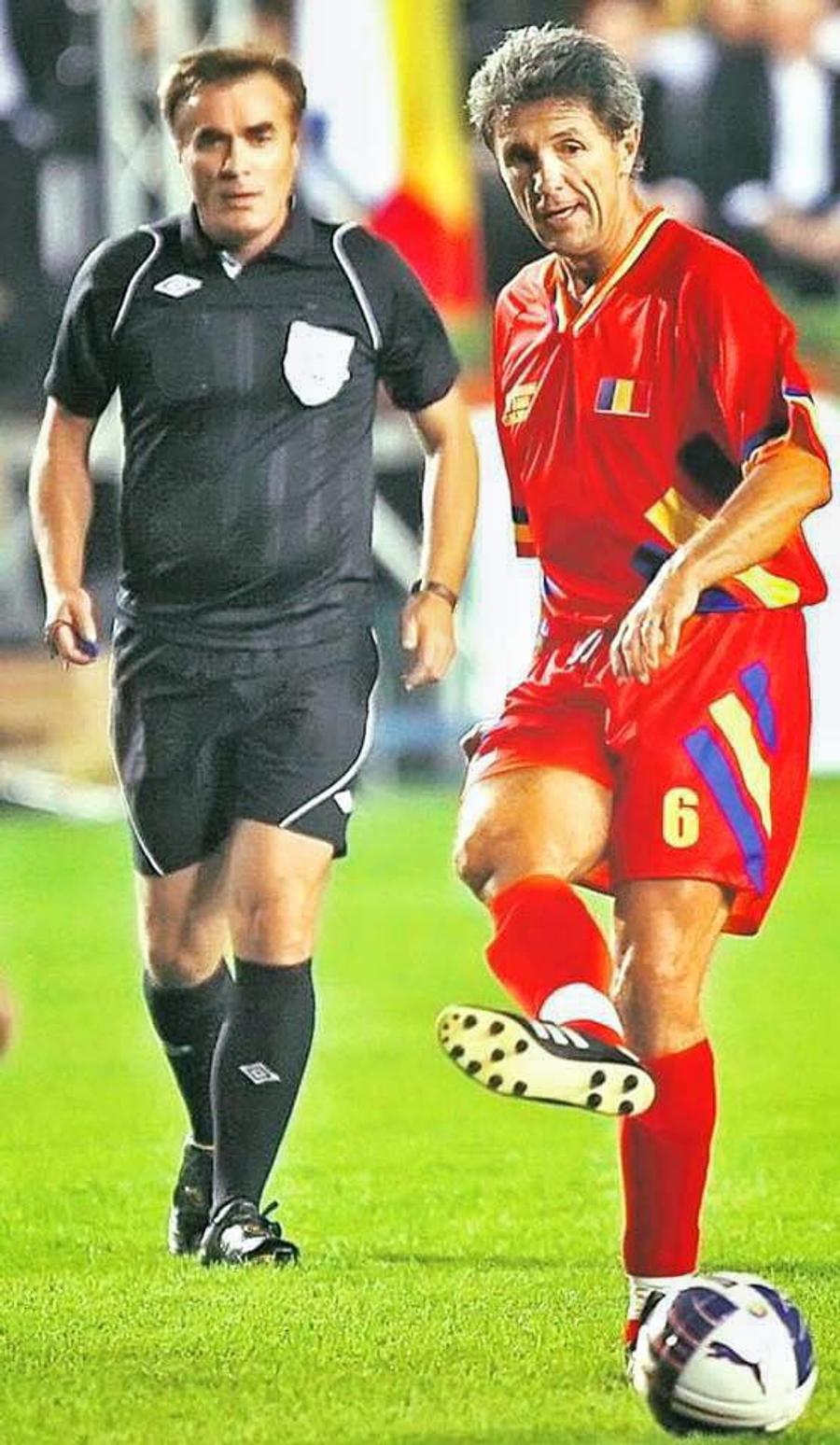 Miclea, arbitru la un meci de gală old-boys la Ploiești, cu Gică Popescu în prim-plan. Foto: facebook A arbitrat în Liga 1, iar acum vrea să devină primar, după ce a pierdut prima dată la 6 voturi: „Orașul arată ca după război”