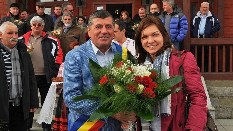 Emanoil Savin și Simona Halep la Bușteni A arbitrat în Liga 1, iar acum vrea să devină primar, după ce a pierdut prima dată la 6 voturi: „Orașul arată ca după război”