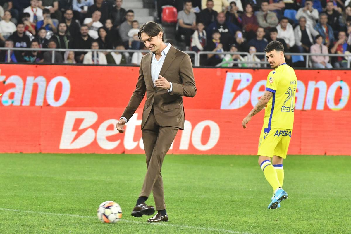 Spectacol înainte de FCSB - Petrolul! Ciprian Tătărușanu, aclamat de fani, a dat lovitura de start