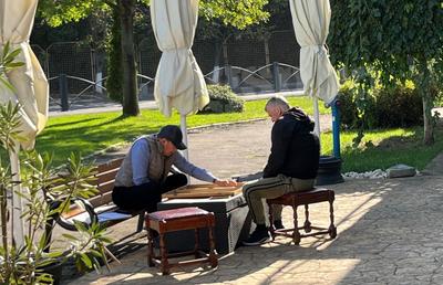 Scene COLOSALE în Liga 2! Finanțatorul echipei juca table la stadion cu 30 de minute înainte de meci și asculta „Ani de liceu” » Reacția lui când i-a văzut pe reporterii GSP