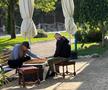 Imagini incredibile înainte de Concordia Chiajna - Metalul Buzău, meci din etapa #7 din Liga 1. Mircea Minea, primarul Chiajnei, a fost surprins de reporterii GSP în timpul ce juca table la intrarea în stadion/ foto Remus Dinu (GSP)