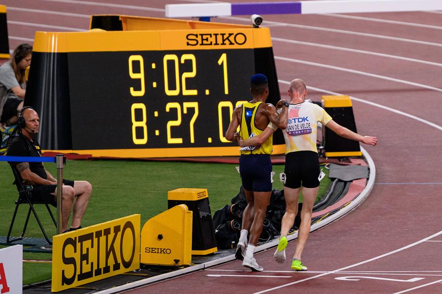 Tim Van de Velde și Carlos San Martin, împreună spre linia de sosire FOTO Imago A salvat un om, apoi a cucerit bronzul! Top 10 cele mai impresionante momente de Campionatele Mondiale de atletism din Tokyo