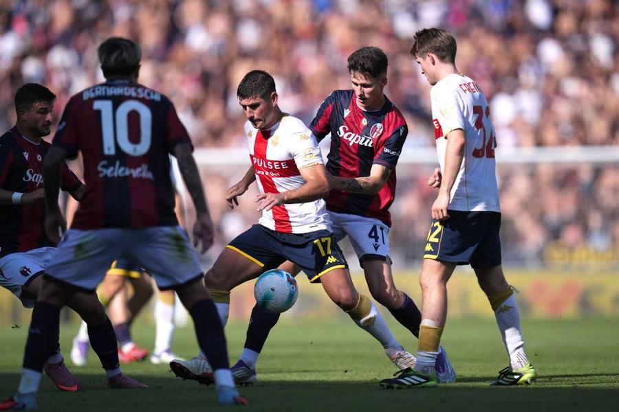Ruslan Malinovskyi, în acțiune în meciul Bologna - Genoa 2-1 / Foto: Imago Nicolae Stanciu a fost declasat la Genoa! » Antrenorul Patrick Vieira a decis în privința căpitanului naționalei