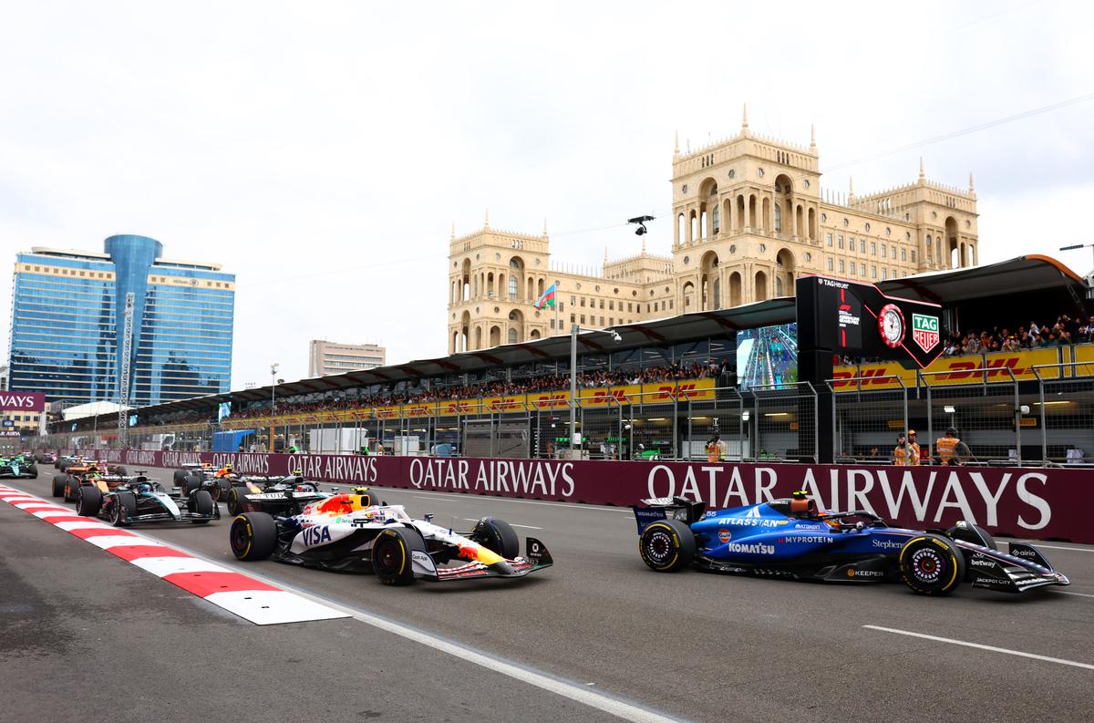 Lewis Hamilton i-a oferit scuze coechipierului său de la Ferrari pentru modul în care a gestionat finalul Marelui Premiu al Azerbaidjanului