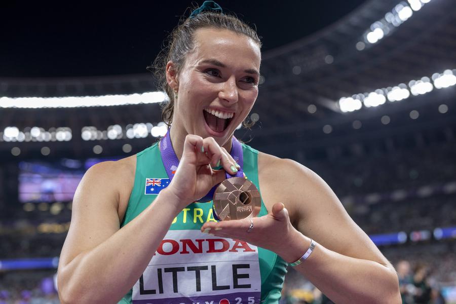 Mackenzie Little și medalia sa FOTO Imago Images A salvat un om, apoi a cucerit bronzul! Top 10 cele mai impresionante momente de Campionatele Mondiale de atletism din Tokyo