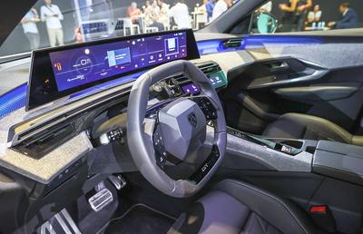Revoluţie pe piaţa auto! Un cunoscut producător lansează prima mașină electrică cu baterie integrată complet