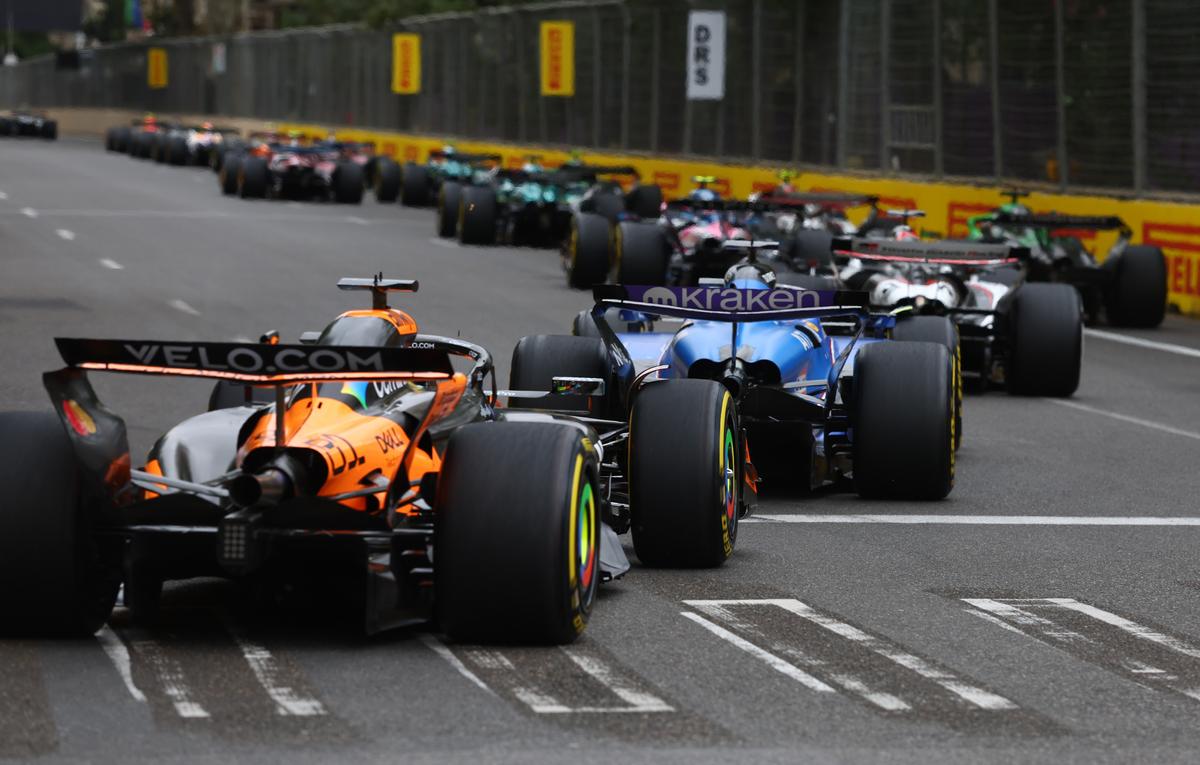 Lewis Hamilton i-a oferit scuze coechipierului său de la Ferrari pentru modul în care a gestionat finalul Marelui Premiu al Azerbaidjanului