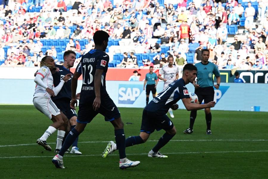Mingea expediată de Boey spre poarta lui Baumann deviază din coapsă în brațul lui Hajdari, iar arbitrul Hartmann a arătat fără VAR punctul cu var / Foto: Imago Polemici aprinse după un penalty acordat lui Bayern » „Nu se mai poate! Regula asta trebuie să fie schimbată”