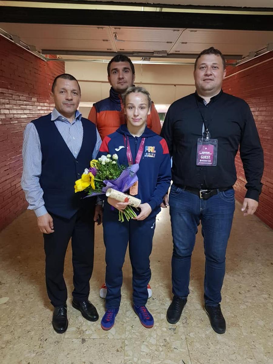 Andreea Ana, a treia oară campioană europeană (București, 2024), încadrată de Marian Oancea (dreapta) și Ionel Luca (stânga). Foto: facebook/oancea.mariangeorge A luat bronz la Mondiale, iar antrenorul le bate obrazul celor de la Steaua: „E urât ce fac!” + „Alerga cu fesul în cap pe plajă, iar colegele se relaxau pe șezlong”