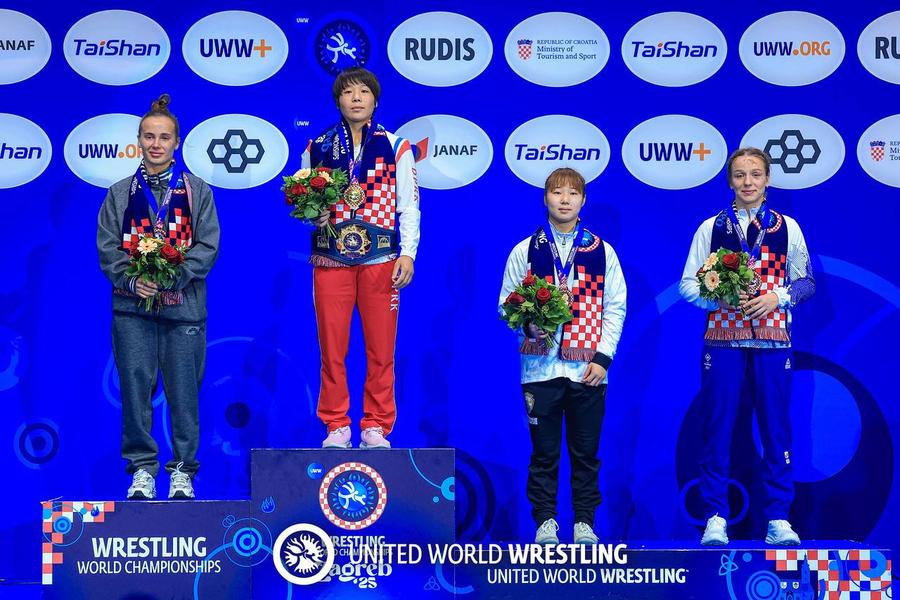 Andreea Ana (dreapta) pe podiumul mondial de la Zagreb A luat bronz la Mondiale, iar antrenorul le bate obrazul celor de la Steaua: „E urât ce fac!” + „Alerga cu fesul în cap pe plajă, iar colegele se relaxau pe șezlong”