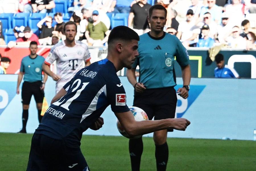 Mingea expediată de Boey spre poarta lui Baumann deviază din coapsă în brațul lui Hajdari, iar arbitrul Hartmann a arătat fără VAR punctul cu var / Foto: Imago Polemici aprinse după un penalty acordat lui Bayern » „Nu se mai poate! Regula asta trebuie să fie schimbată”