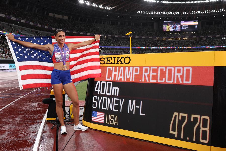 Sydney McLaughlin-Levrone lângă tabela cu recordul competiției FOTO Imago Images A salvat un om, apoi a cucerit bronzul! Top 10 cele mai impresionante momente de Campionatele Mondiale de atletism din Tokyo