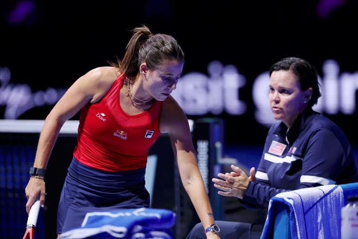 Emma Navarro și căpitanul Lindsay Davenport - finala BJK Cup 2025 Foto: Guliver/GettyImages