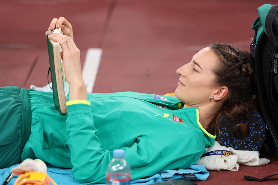 Nicola Olyslagers consulând notițele din caietul său FOTO Guliver/GettyImages Nicola Olyslagers, primul aur mondial la săritura în înălțime » Yaroslava Mahuchikh a luat bronzul