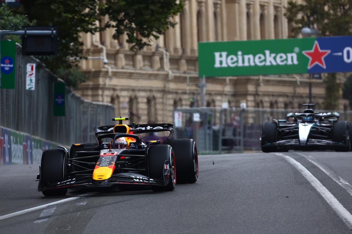 Lewis Hamilton i-a oferit scuze coechipierului său de la Ferrari pentru modul în care a gestionat finalul Marelui Premiu al Azerbaidjanului