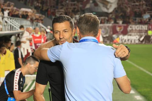 Costel Gâlcă, îmbrățișându-se cu Marius Măldărășanu în Rapid - Hermannstadt // foto: Ionuț Iordache (GSP)