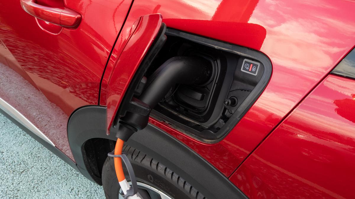 Revoluţie pe piaţa auto! Un cunoscut producător lansează prima mașină electrică cu baterie integrată complet