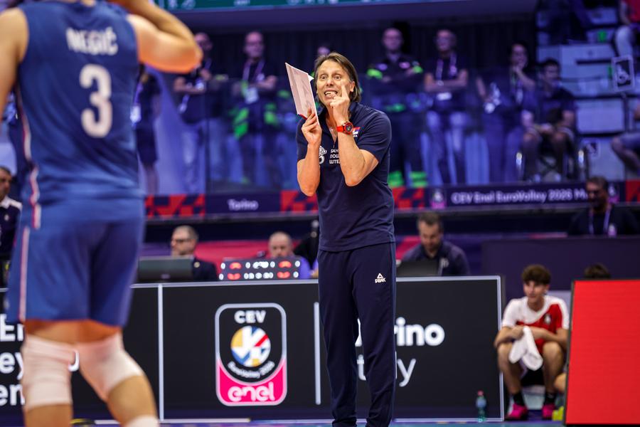 Românul Giani Crețu, antrenorul Serbiei/Foto: CEV S-au încheiat „optimile” Europeanului de volei! Naționala antrenată de românul Giani Crețu, zdrobită la Torino