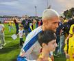 Daniel Bîrligea face poze cu suporterii la primul antrenament al naționalei României, înainte de debutul din Liga Națiunilor, cu Suedia // Foto: Eduard Apostol