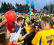 Gică Hagi dă autografe suporterilor la primul antrenament al naționalei României, înainte de debutul din Liga Națiunilor, cu Suedia // Foto: Eduard Apostol