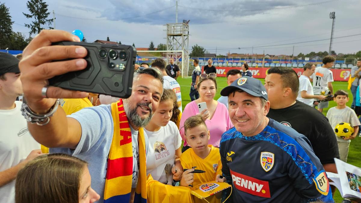 „Invazie” la Mogoșoaia la antrenamentul deschis al României: cine a fost cel mai solicitat la autografe + Momente speciale cu Gică Hagi în prim-plan