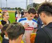 Ianis Hagi cu suporterii la primul antrenament al naționalei României, înainte de debutul din Liga Națiunilor, cu Suedia // Foto: Eduard Apostol